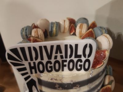 DIVADLO HOGO FOGO SLAVÍ NAROZENINY